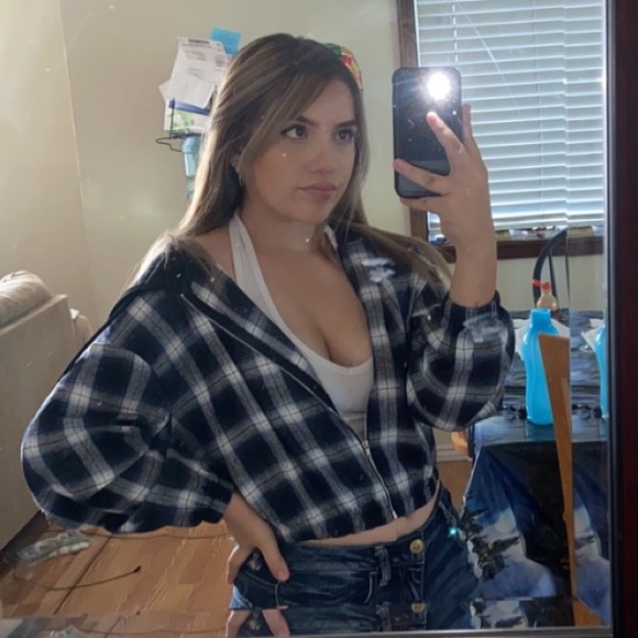 Meet your Posher, Cassandra - Picture 1 of 1